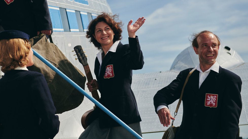 Manželé Zátopkovi v podání Marthy Issové a Václava Neužila