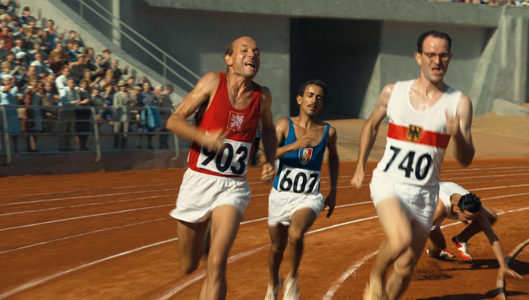 Scéna z finiše olympijského závodu na 5 km v Helsinkách 1952