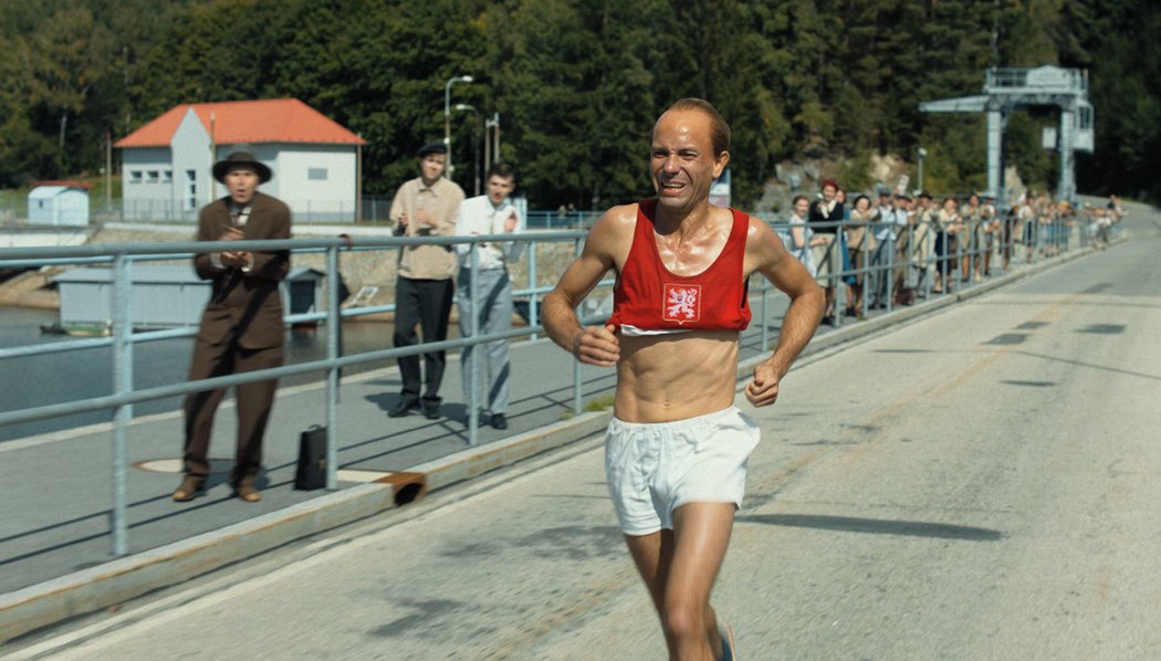 Momentka z filmu, která zachycuje maratonský závod v Helsinkách 1952