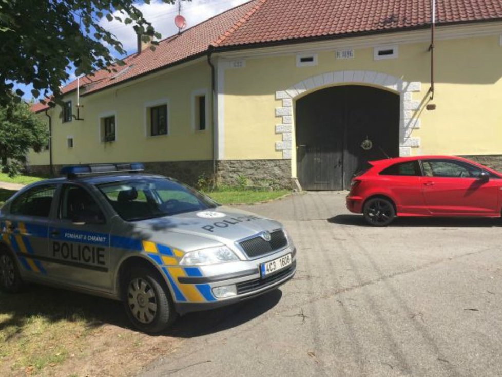 U domu Gábiny Dvořákové musela v létě zasahovat policie. Čtenář poslal snímek, jak dramaticky to ve Strakonicích vypadalo.