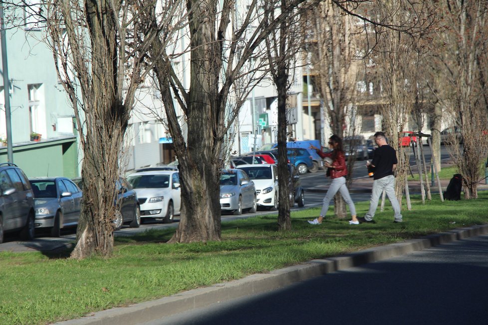 Gábina Dvořáková s Patrikem Paulusem přijíždějí k bytu do pražských Dejvic a neustále se rozhlížejí.