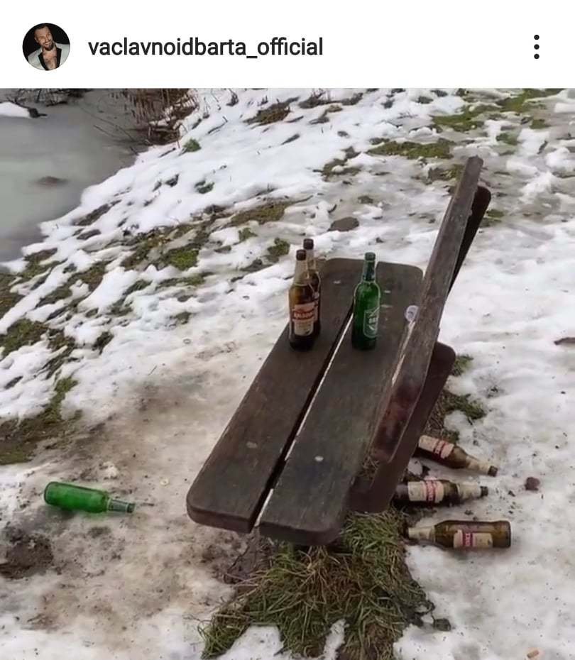 Václava Noida Bártu rozčílily prázdné lahve od piva poházené v přírodě. Postaral se o jejich likvidaci.