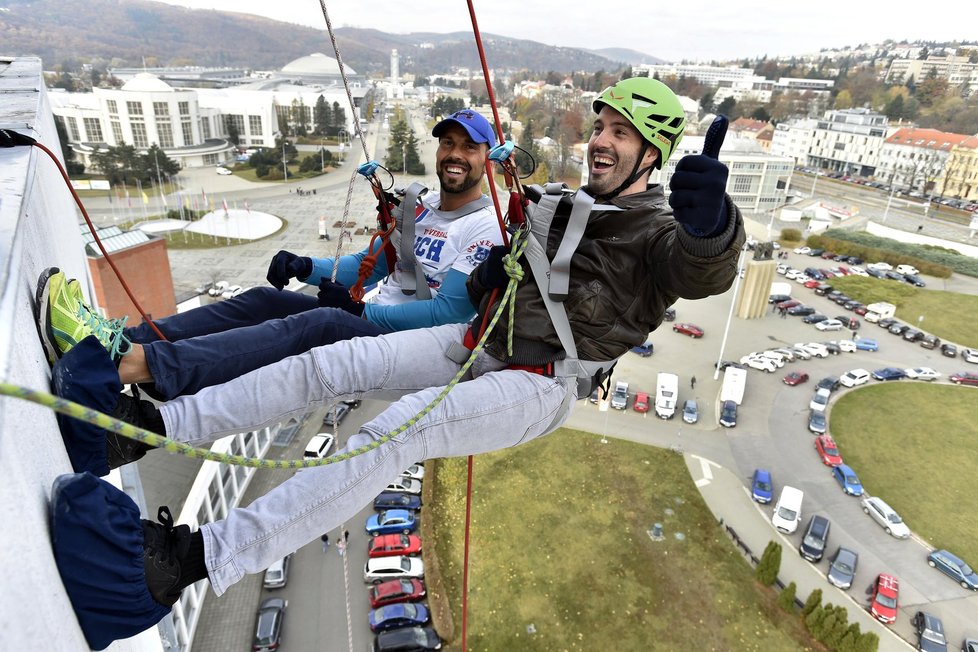 Václav Noid Bárta se slaňoval z 11. patra.