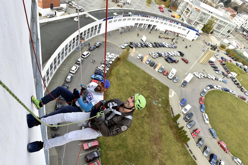 Václav Noid Bárta se slaňoval z 11. patra.