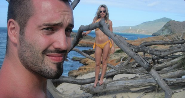 Václav Noid Bárta se s Alenkou raději stranili lidem a prochízeli se po pláži.