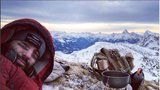 Noid utekl do hor: Přežívá s kotlíkem na sněhu v mrazivých Alpách