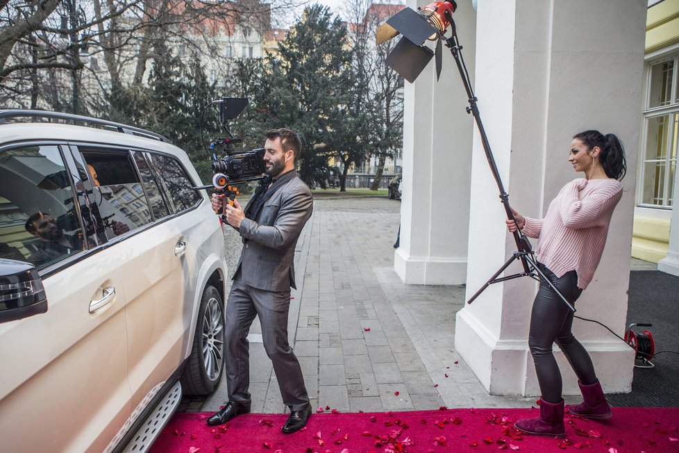 Václav Noid Bárta hned zaměstnal svou novou milenku Elišku při natáčení videoklipu.