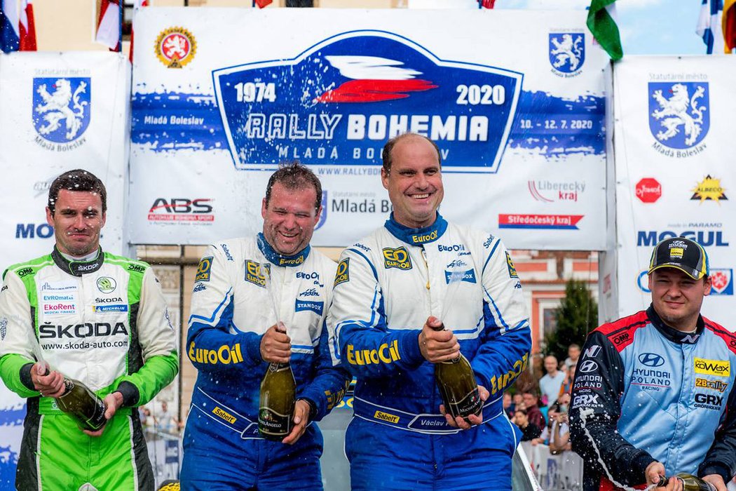 Šampus vítězné posádky letošní Rallye Bohemia, vlevo Petr Uhel, vpravo Václav Pech