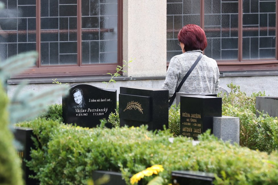 Vdova po Václavu Postráneckém chodí na jeho hrob a stará se o něj.