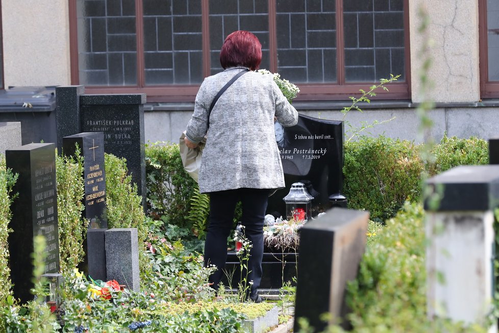 Vdova po Václavu Postráneckém chodí na jeho hrob a stará se o něj.