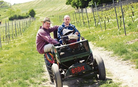 Traktor Bobík se může pochlubit tím, že má za sebou víc natáčecích dnů než někteří herci. Postránecký na něm proseděl několik hodin.