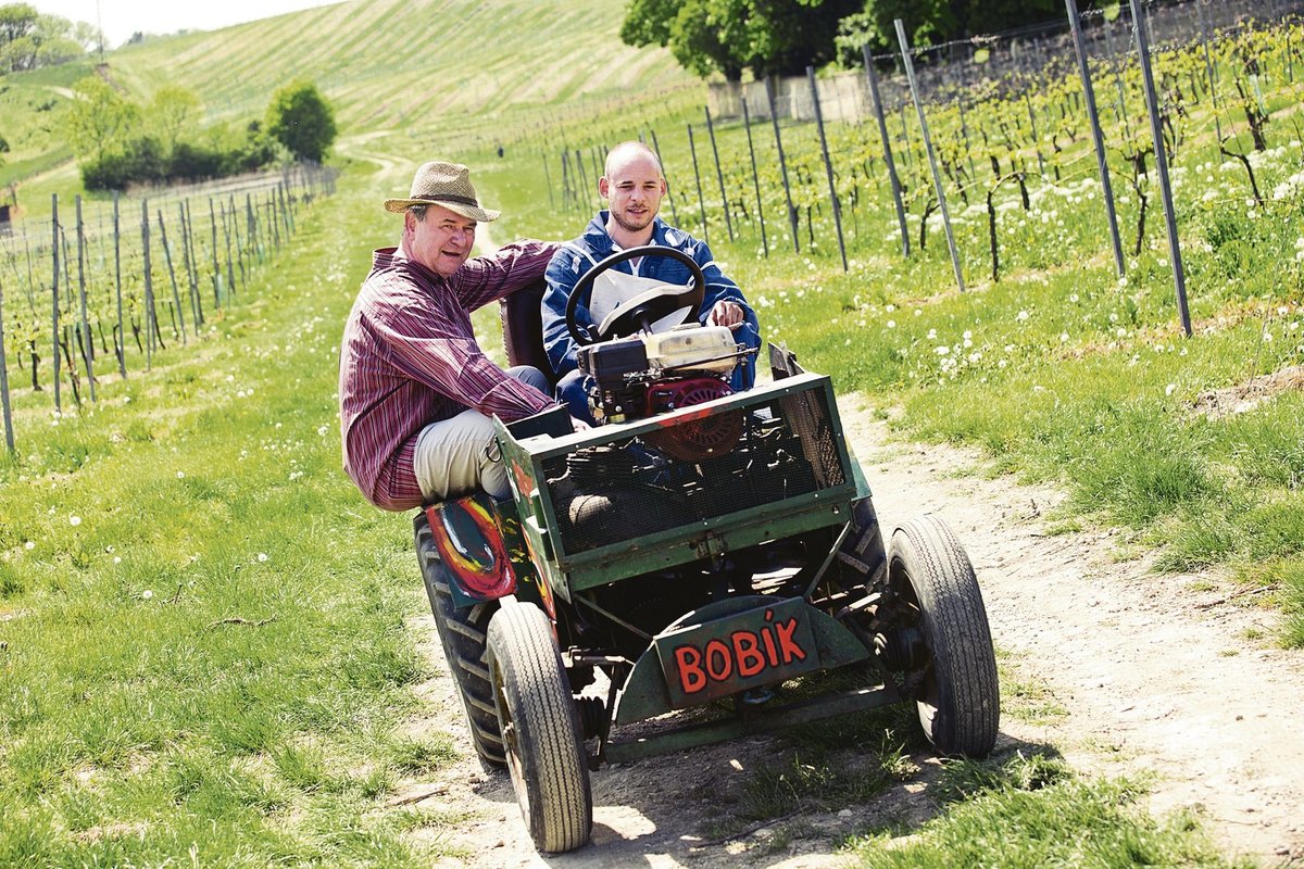 Traktor Bobík se může pochlubit tím, že má za sebou víc natáčecích dnů než někteří herci. Postránecký na něm proseděl několik hodin.