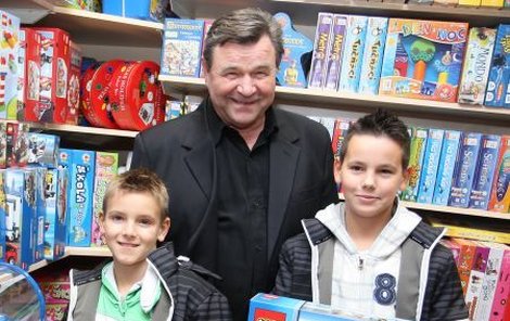 Herec Václav Postránecký (70) se svými vnuky Filipem (13) a Jakubem (8)