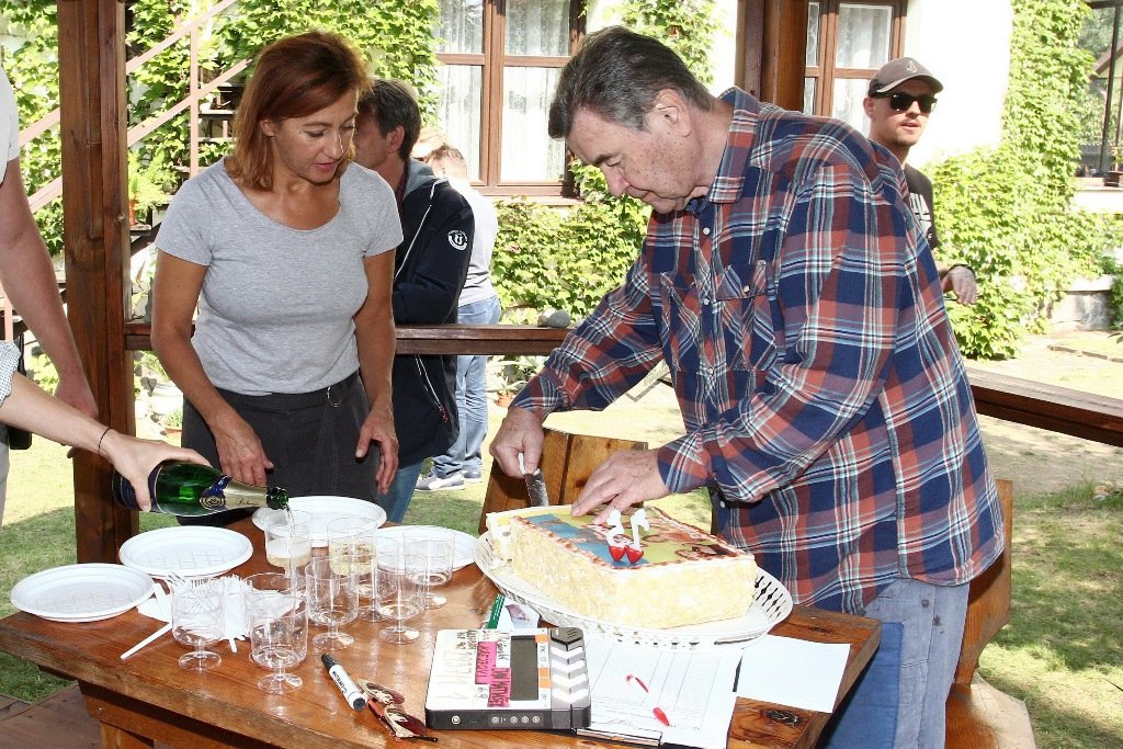 Václav Postránecký oslavil 75. narozeniny na place při natáčení seriálu Krejzovi. 