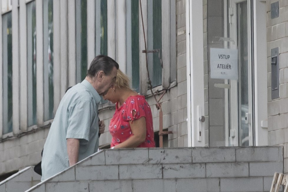 Slib Postráneckého rodině, že se nebude přetěžovat, raději manželka ohlídá.