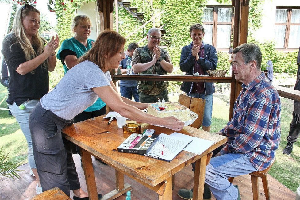 Václav Postránecký oslavil 75. narozeniny na place při natáčení seriálu Krejzovi.