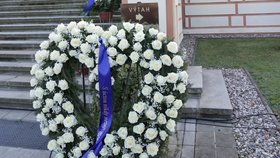 S Václavem se rozloučili v pardubickém krematoriu. Autor/zdroj: ALEXANDR MALACHOVSKÝ Klíčová slova: pardubice, vaclav spilka, pohreb, venec, krematorium