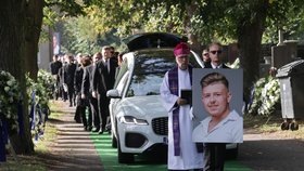 S Václavem se rozloučili v pardubickém krematoriu. Autor/zdroj: ALEXANDR MALACHOVSKÝ Klíčová slova: pardubice, vaclav spilka, pohreb, venec, krematorium