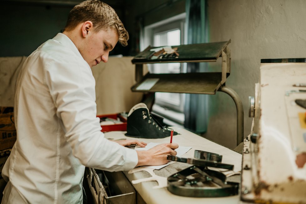 S podnikáním začal Václav už ve svých 16 letech. Jakmile dosáhl plnoletosti, propuklo u něj nadšení pro obuvnictví naplno. Dnes je tváří vlastní uznávané módní značky bot Vasky.