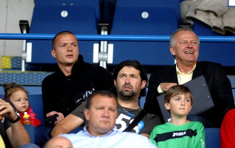 Svěrkoš (vlevo) v sobotu na Bazalech seděl s malou dcerkou Ninou a manažerem Baníku Wernerem Ličkou.