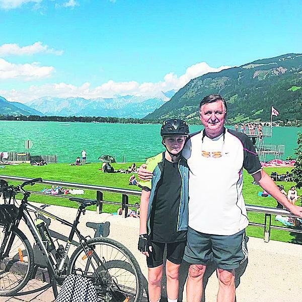 Otec a syn na cyklovýletě v rakouském Zell am See.