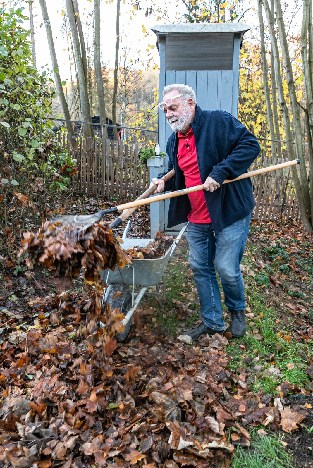 Na své chatě se Václav Upír Krejčí nebojí přiložit ruku k dílu. 