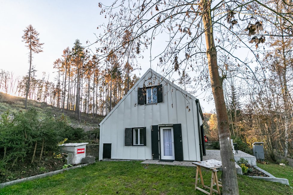Václav Upír Krejčí má chatu na samotě v lese.