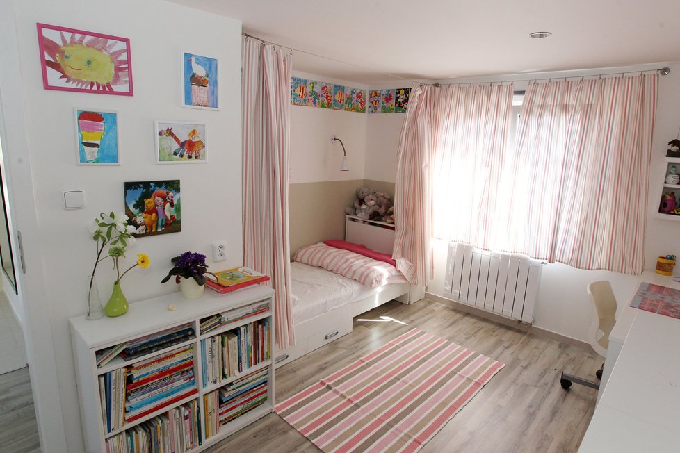 Pokojík mladší Kristiany zvětšuje bílý nábytek a světlé doplňky.