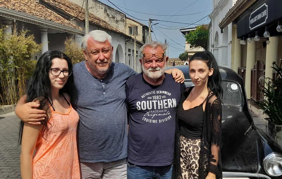 Václav Upír Krejčí s kamarádem Romanem Hájkem a dívkami na Srí Lance