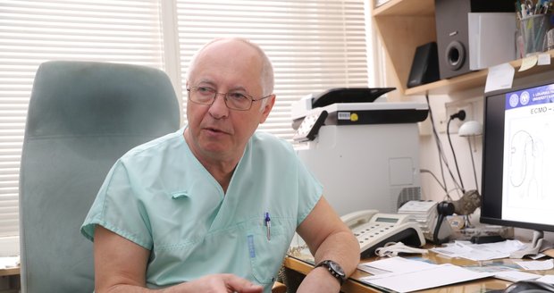 Lékař Václav Vobruba z Všeobecné fakultní nemocnice představil přístroj ECMO.
