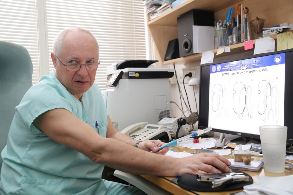Lékař Václav Vobruba z Všeobecné fakultní nemocnice představil přístroj ECMO.
