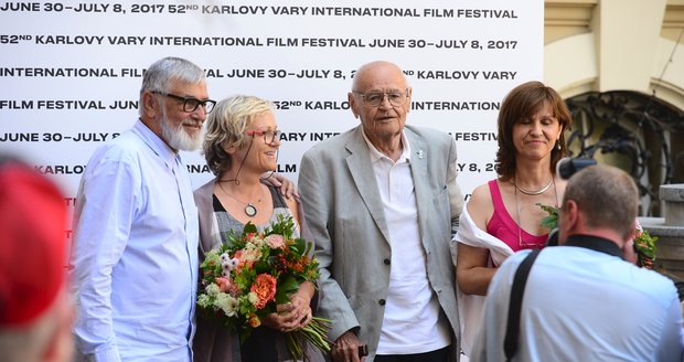Režisér s dcerami Kateřinou (vlevo) a Zuzanou na filmovém festivalu v Karlových Varech v roce 2017.