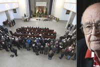 Pohřeb Václav Vorlíčka ONLINE: Krátký obřad a chybějící hvězdy