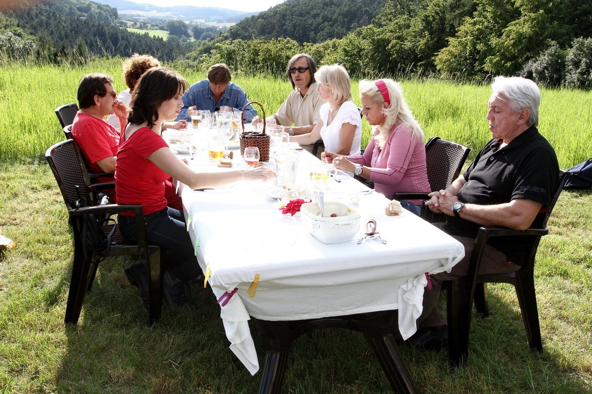 Opulentní hostina se konala přímo na louce mezi vysokou trávou.