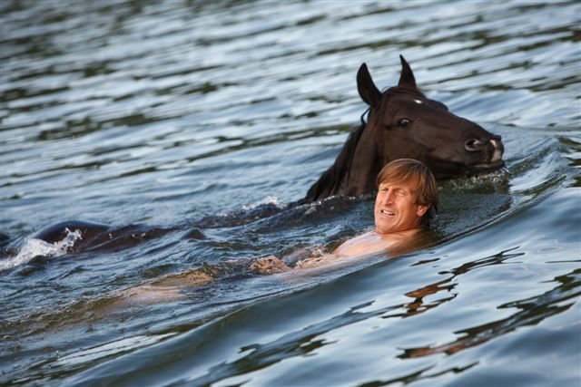 V létě se s koňmi koupe v nedaleké přehradě.