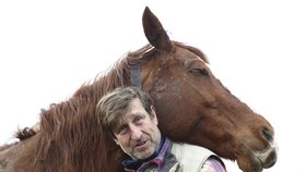 Václav Vydra: Je krásné lehnout si na louku a poslouchat koně, jak chroupou