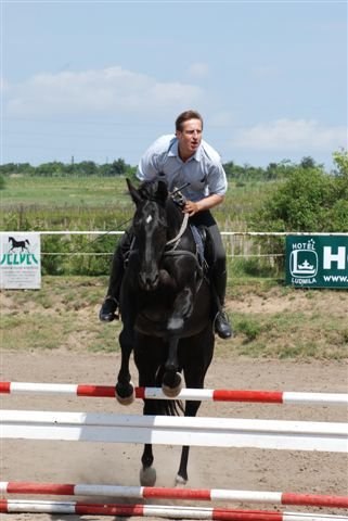 Své koně Vydra miluje natolik, že kvůli jejich blahu založil kliniku.