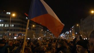 Zemane, ČT nedáme! Na Václavském náměstí demonstrovaly tisíce lidí, řečnil i Jan Svěrák