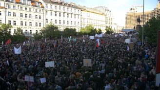 Video z Václavského náměstí: Proti Babišovi protestovalo dvacet tisíc lidí 