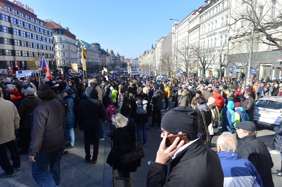 Na Václavském náměstí demonstrují za svobodu stovky lidí
