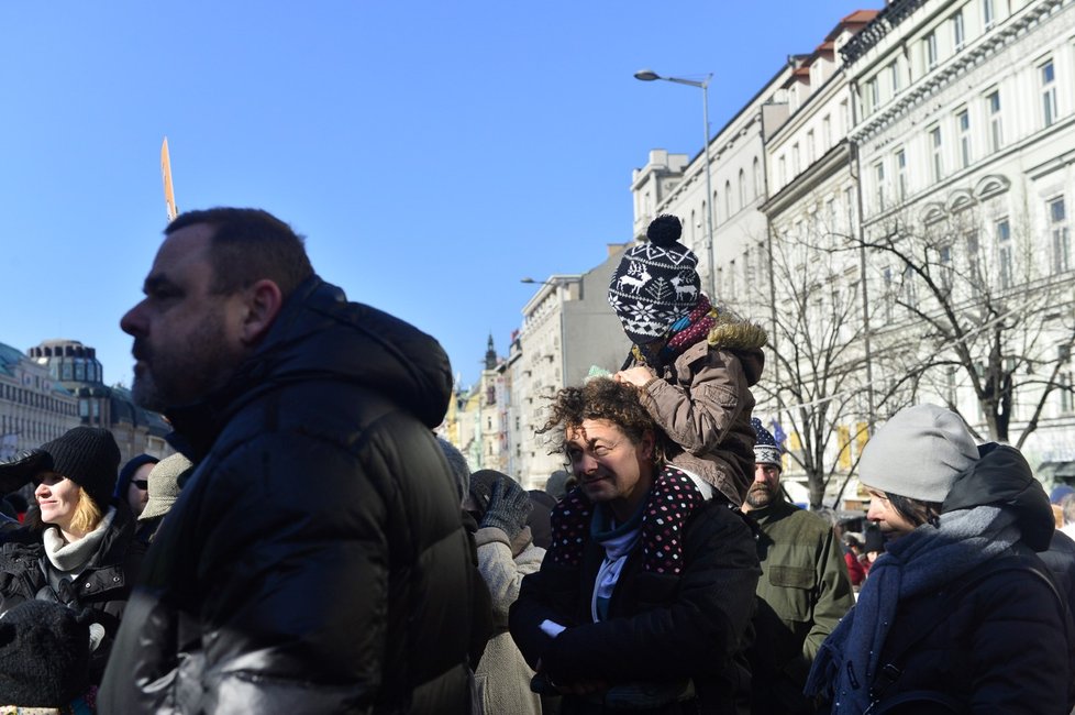 Na Václavském náměstí demonstrují za svobodu stovky lidí