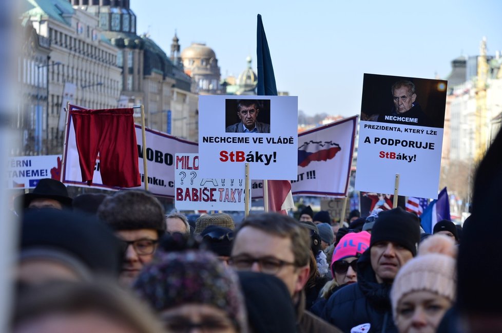 Na Václavském náměstí demonstrují za svobodu stovky lidí