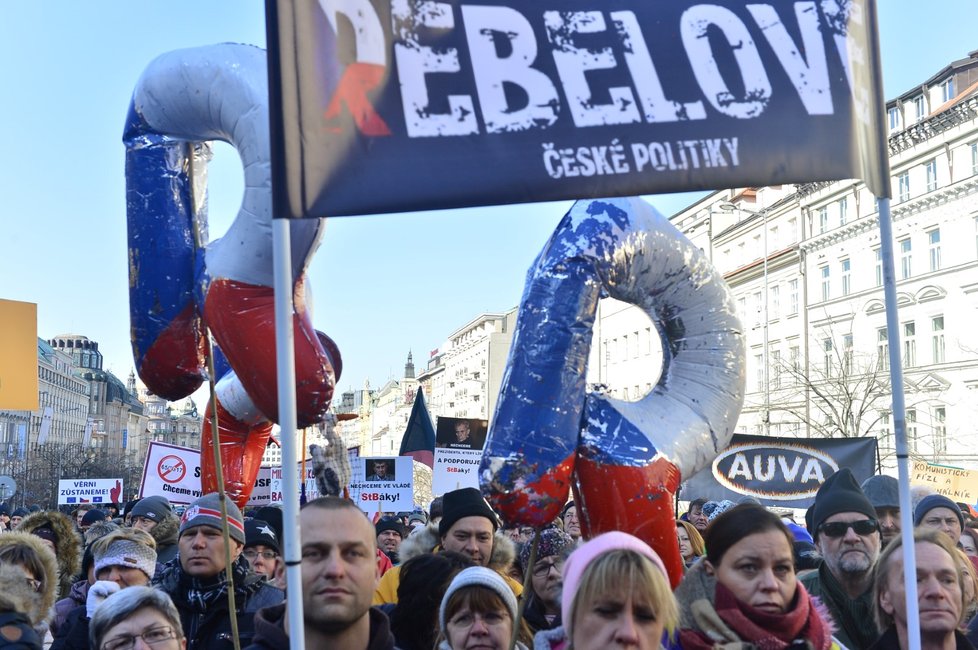 Na Václavském náměstí demonstrují za svobodu stovky lidí