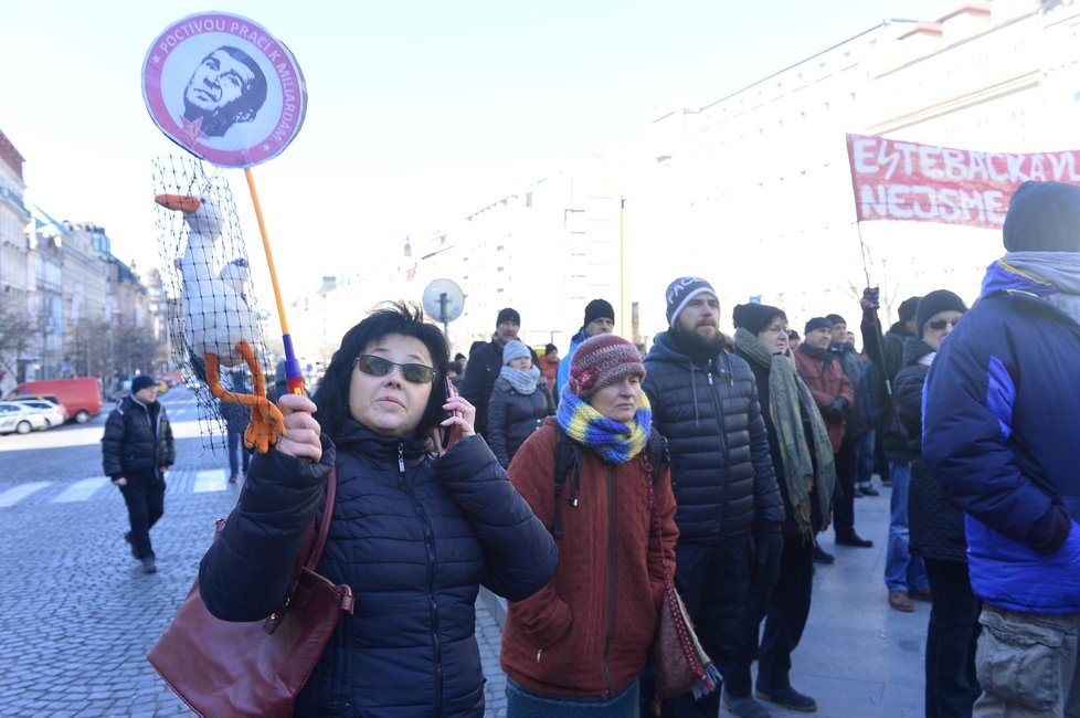 Na Václavském náměstí demonstrují za svobodu stovky lidí