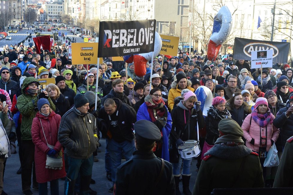 Na demonstraci za svobodu, demokracii a svobodné podnikání na Václavském náměstí se sešly stovky lidí.
