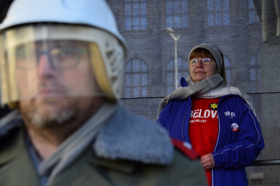 Na demonstraci za svobodu, demokracii a svobodné podnikání na Václavském náměstí se sešly stovky lidí.