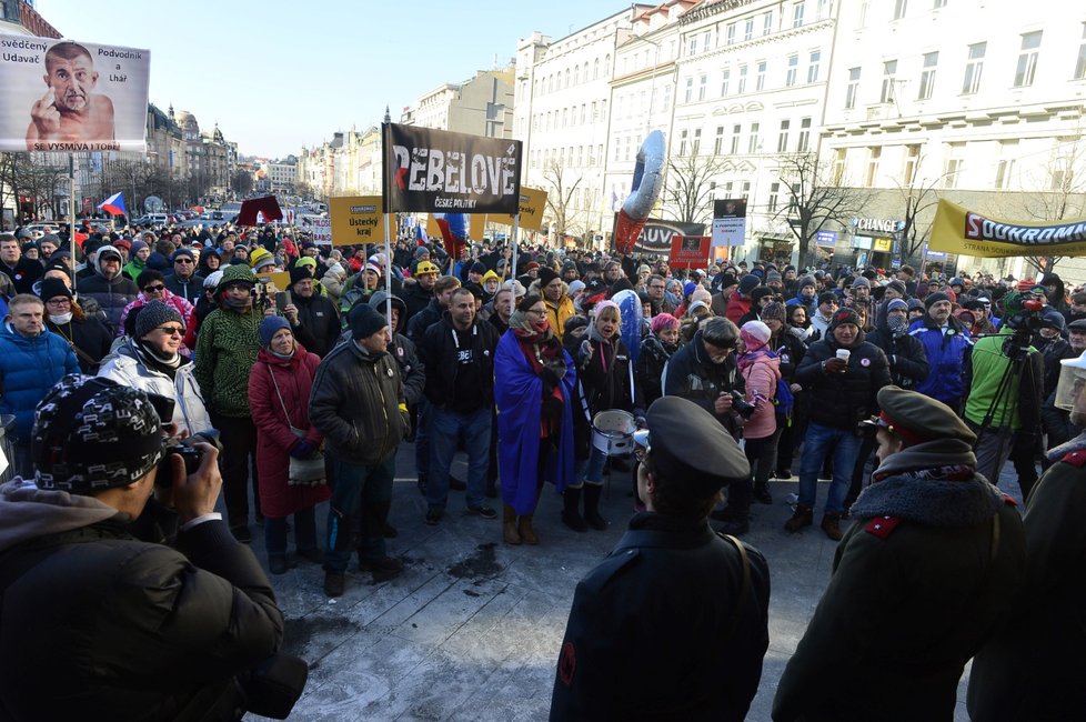 Na demonstraci za svobodu, demokracii a svobodné podnikání na Václavském náměstí se sešly stovky lidí.