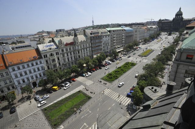 Václavské náměstí. Kdyby se tudy vjíždělo do města.