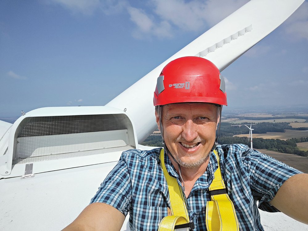 Sedím na střeše gondoly vetrné elektrárny ve výšce více než 90 metrů nad zemí