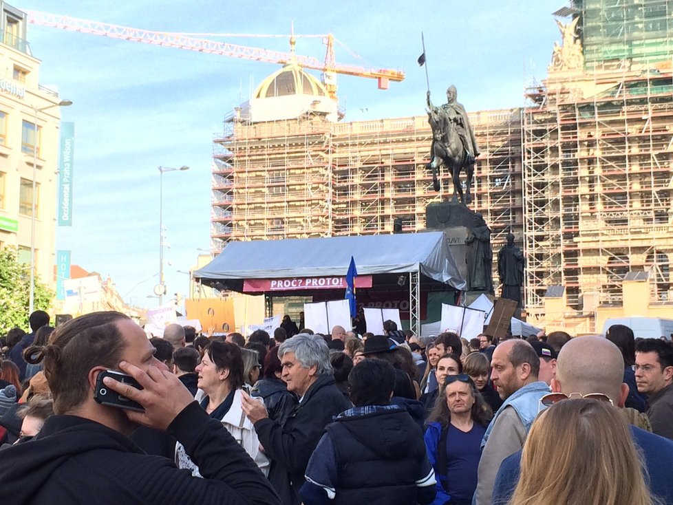Lidé se sešli na Václavském náměstí, aby vyjádřili svůj nesouhlas s chováním ministra financí Babiše a prezidenta Zemana.